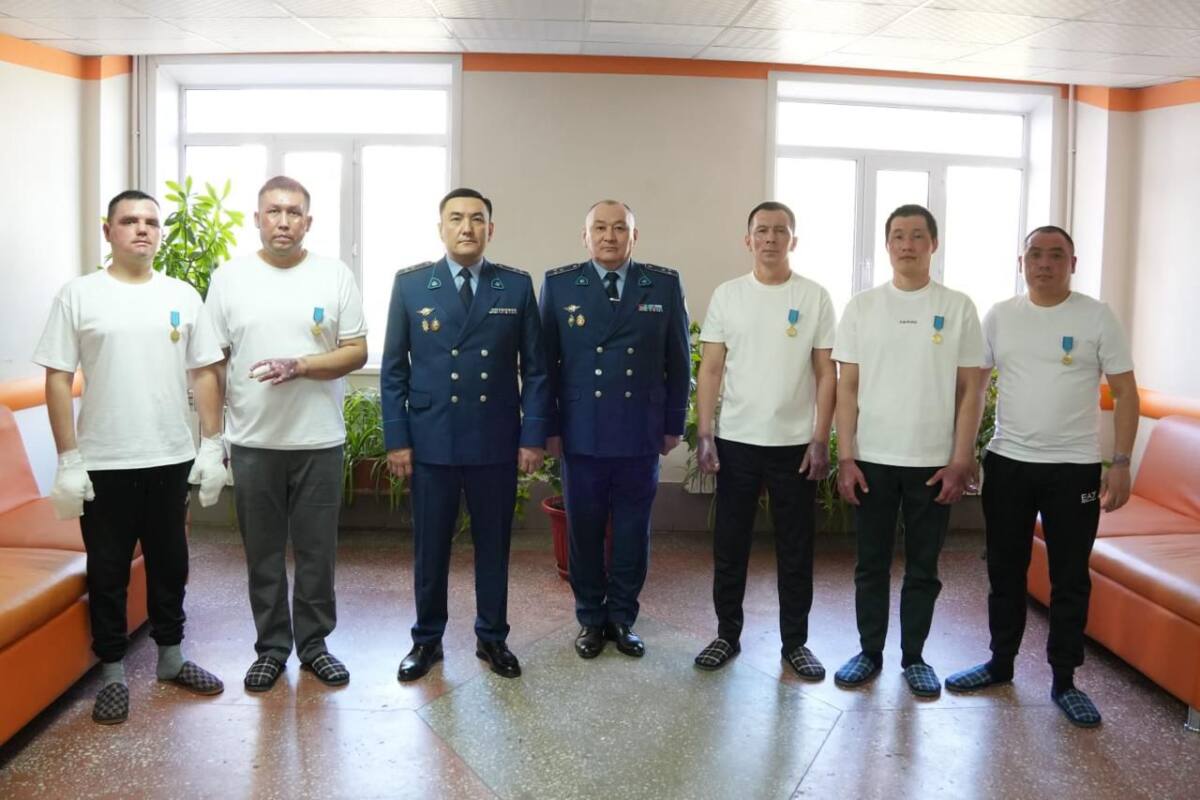 Пятеро полицейских в Шахтинске награждены за спасение