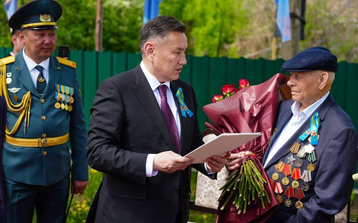 Аким ВКО вручил ветеранам письма от Президента