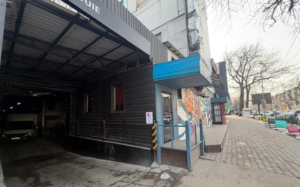 В Алматы сносят незаконную пристройку на Достык