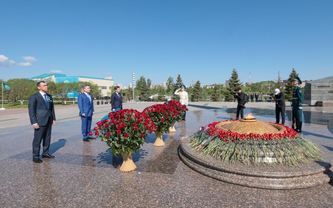 Бектенов, Ашимбаев и Кошанов возложили цветы в Астане