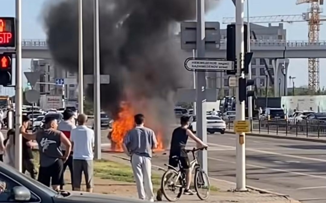 В Астане загорелся автомобиль после хлопка