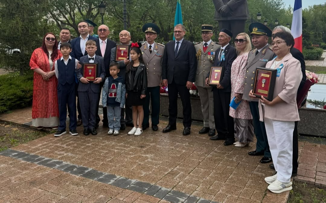 Франция вручила награды пяти казахстанским партизанам