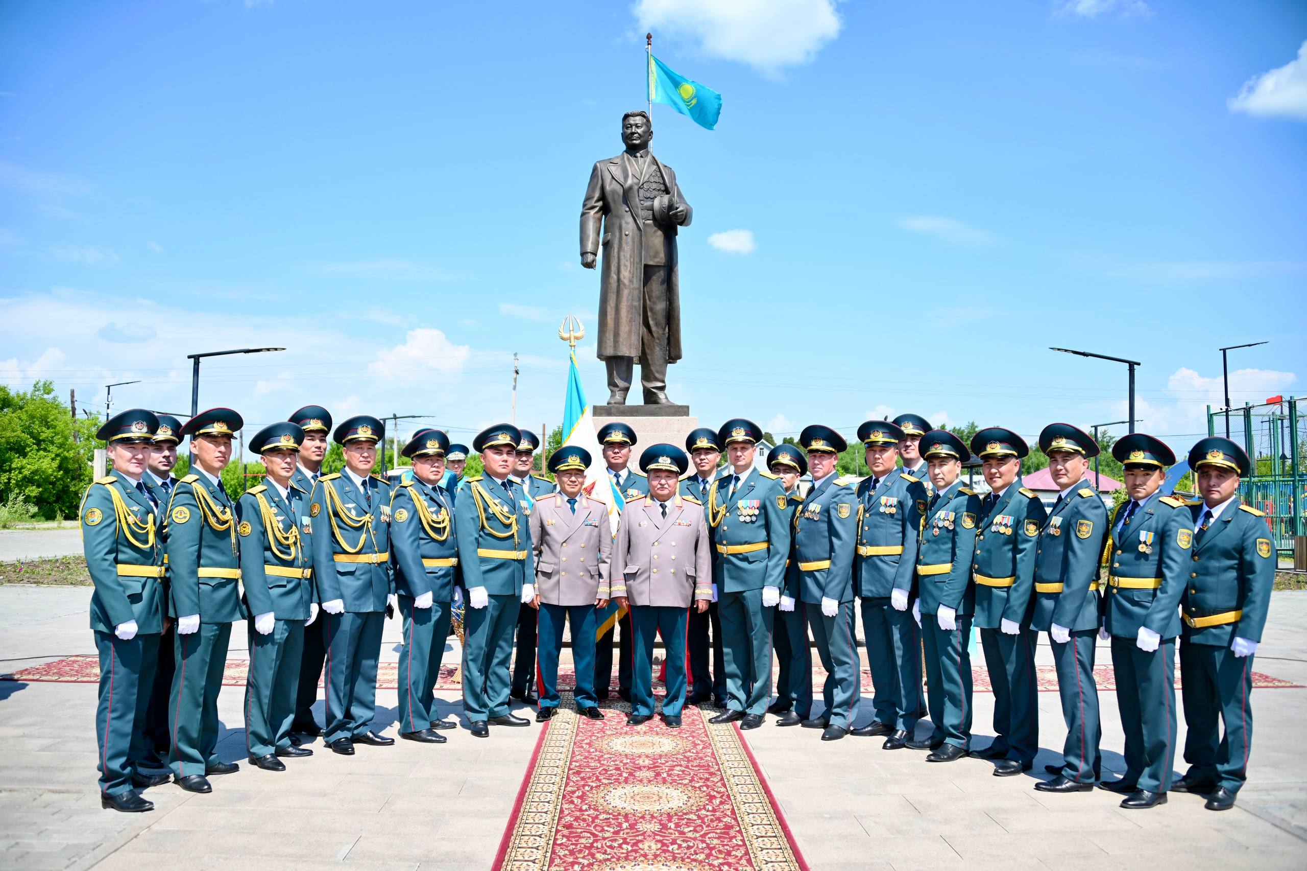 Военнослужащие Казахстана почтили память Нурмагамбетова