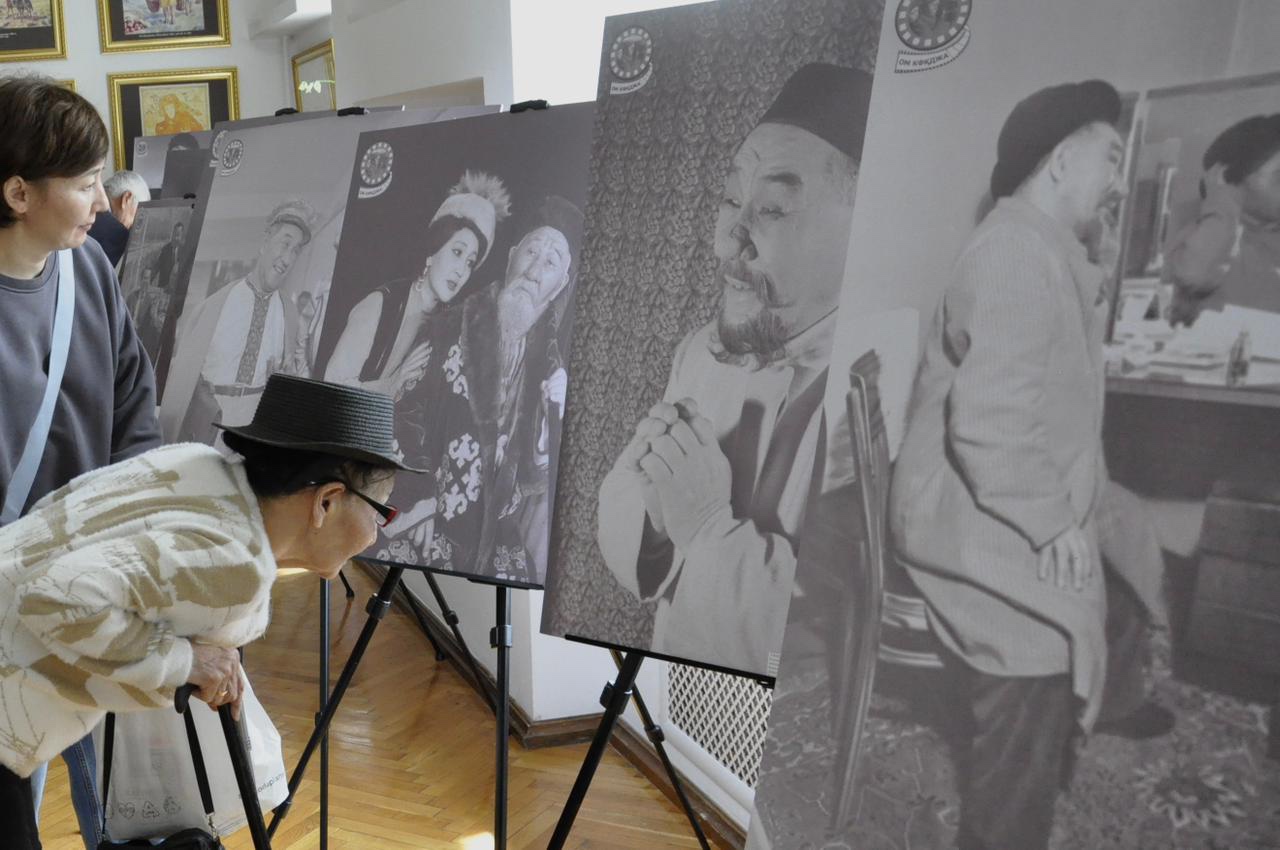 В Алматы открыли выставку к 130-летию Сералы Кожамкулова