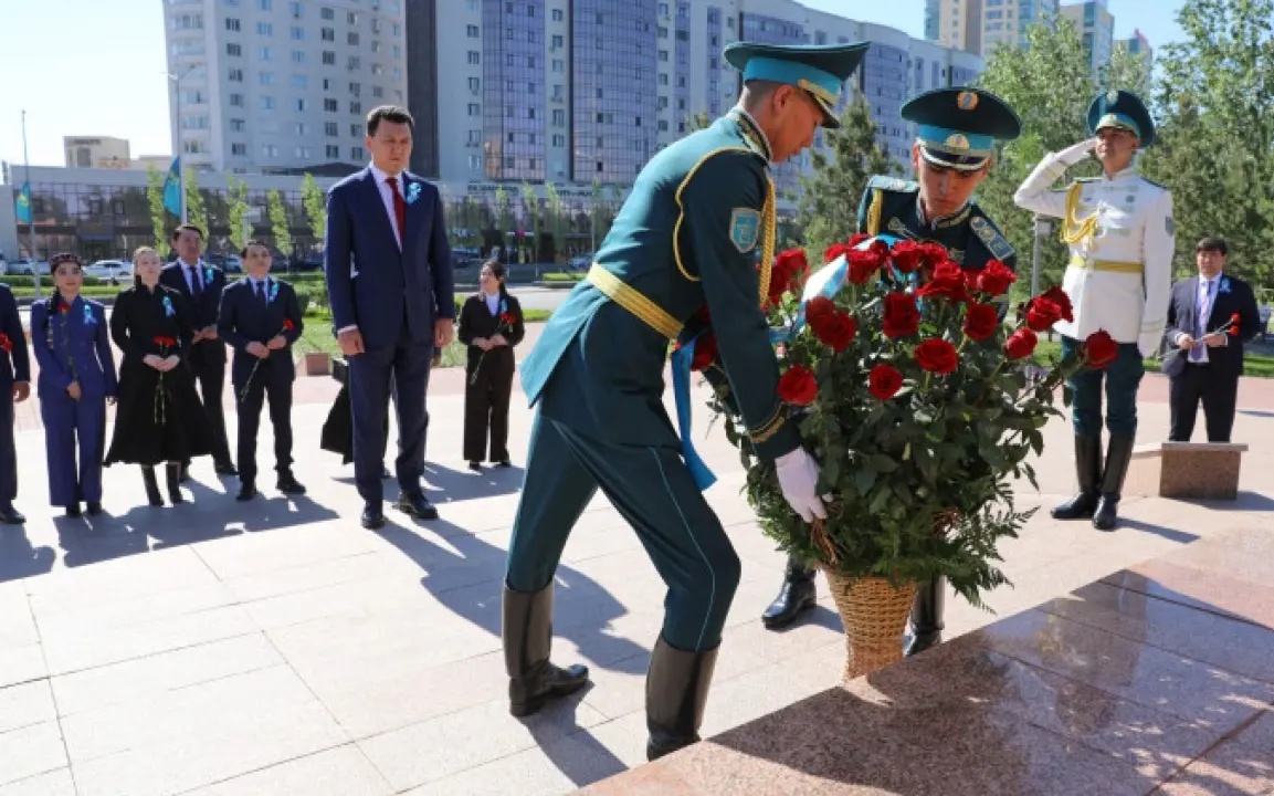 Ерлан Карин возложил цветы к памятнику Момышулы