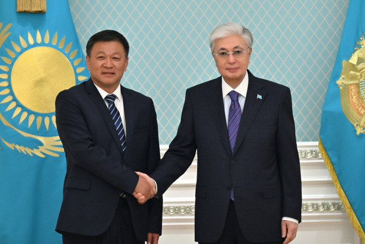 Токаев наградил главу Xinjiang Lihua Чжан Цихая
