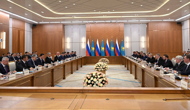 Токаев и Путин провели переговоры в расширенном составе