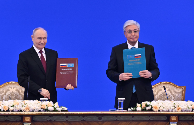 Токаев и Путин приняли заявление о дружбе