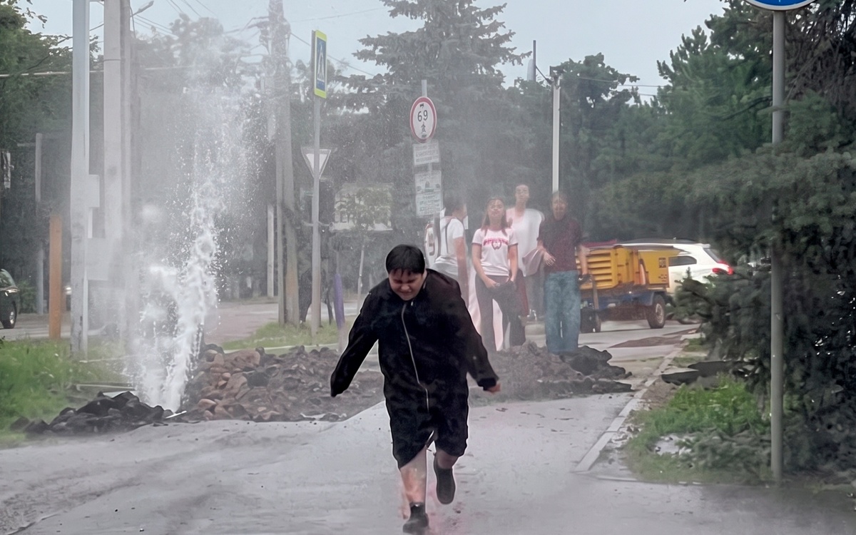 В Алматы на улице Тимирязева из-под земли забила вода
