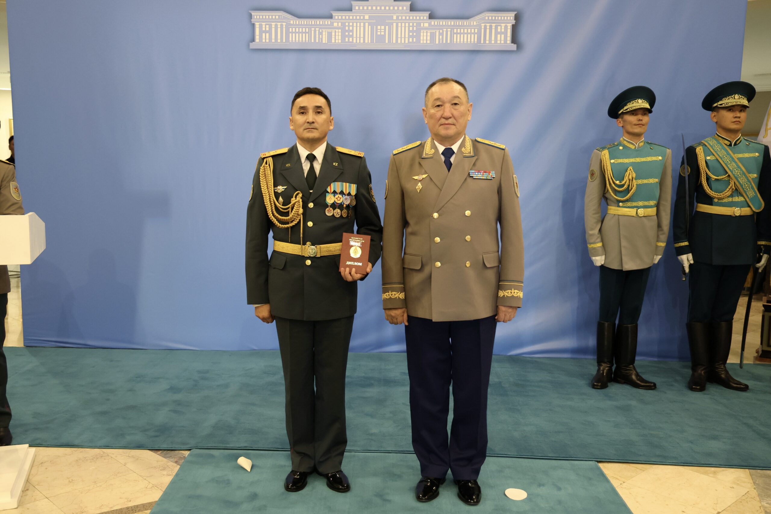 Даурен Косанов вручил дипломы выпускникам НУО РК