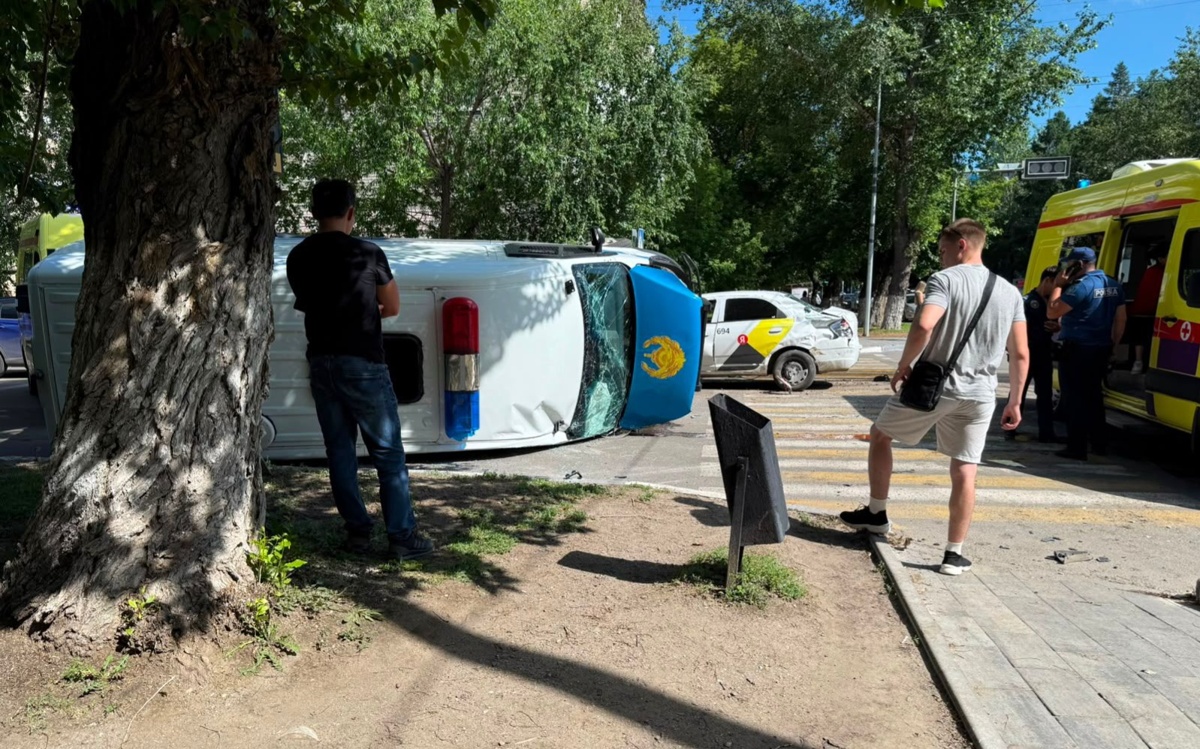 В Костанае два автомобиля полиции попали в ДТП