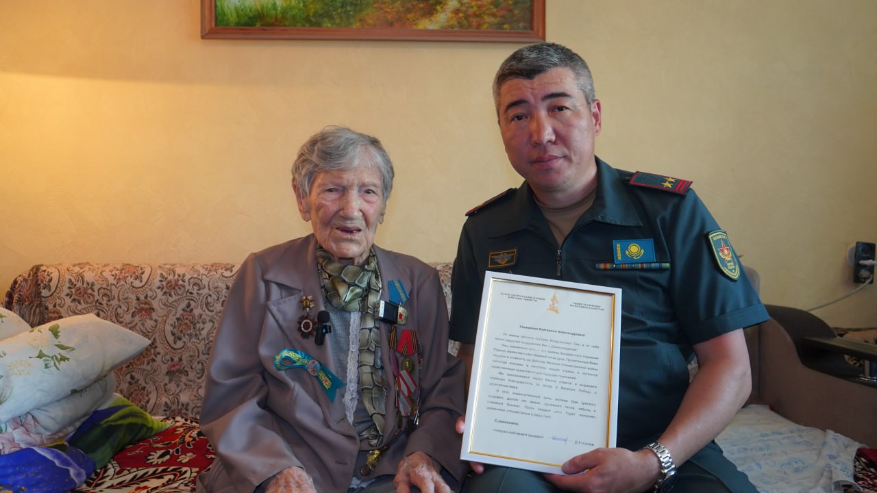 Военные Алматы поздравили Екатерину Баранову со 101-летием