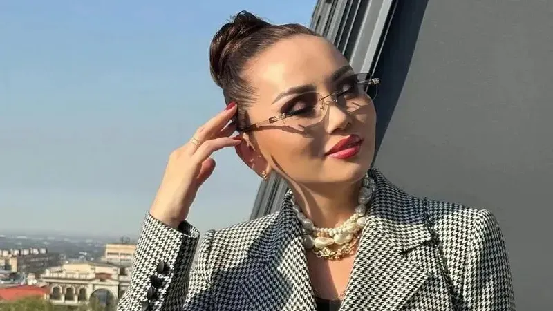 Баян Алагузова показала реконструкцию камзола «Кыз Жибек»
