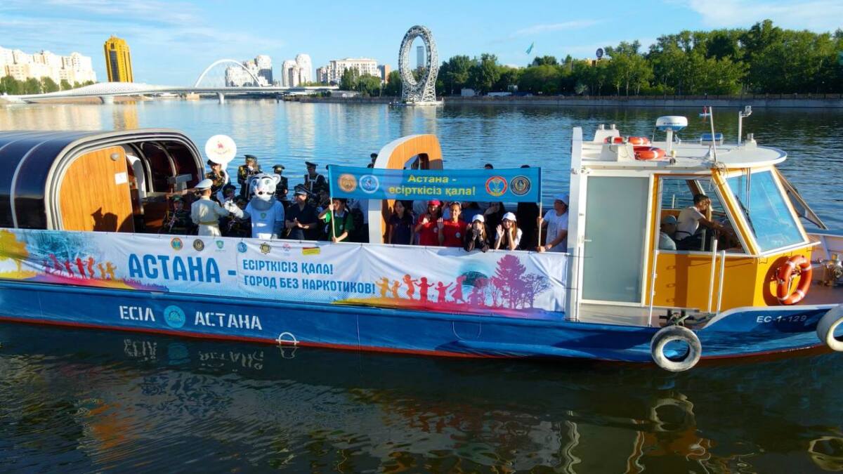 В Астане по Есиль прошел теплоход с оркестром