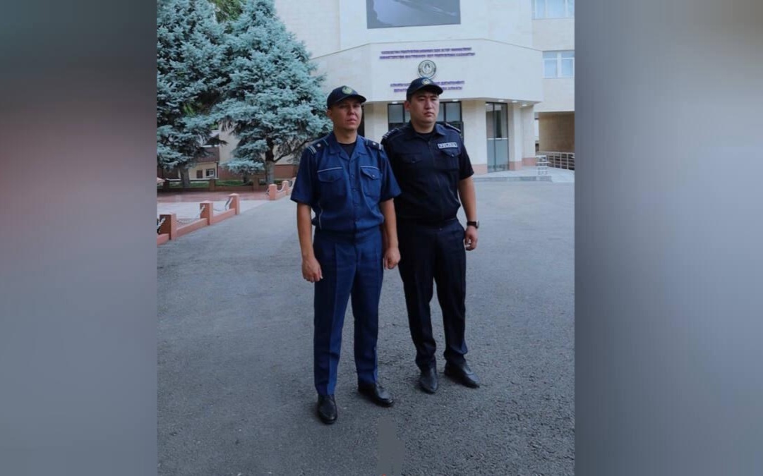 Полицейские спасли мужчину с балкона 16-го этажа в Алматы