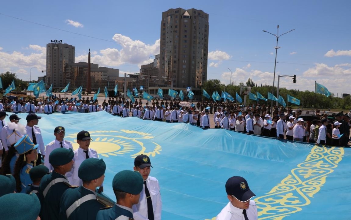 В Караганде развернули 20-метровый госфлаг