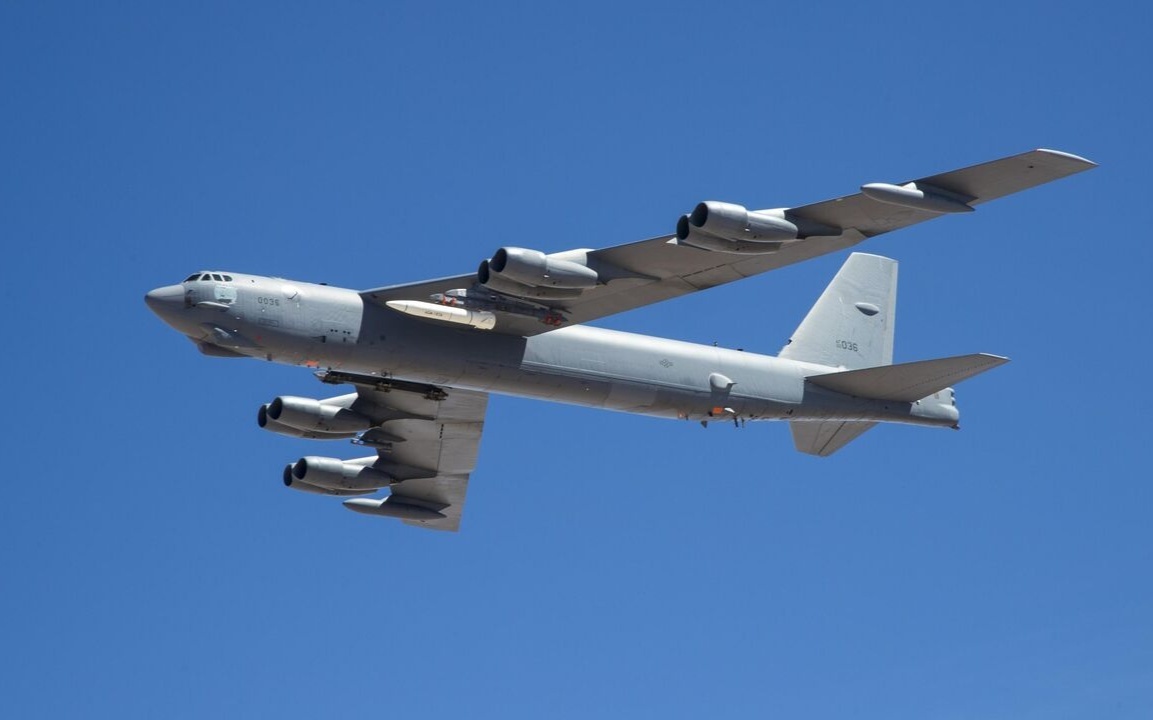 B-52 потерпел крушение в Калифорнии, погибли восемь