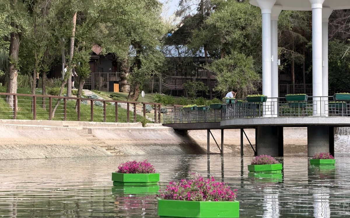 Eco Almaty установила плавучие цветники на Терренкуре