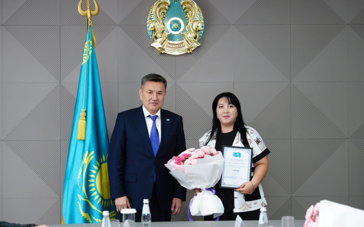 Аким ВКО наградил экологов в День эколога