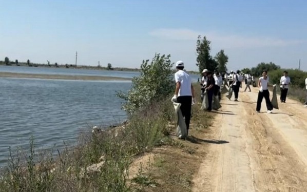В Сарани очистили берег водохранилища у дамбы
