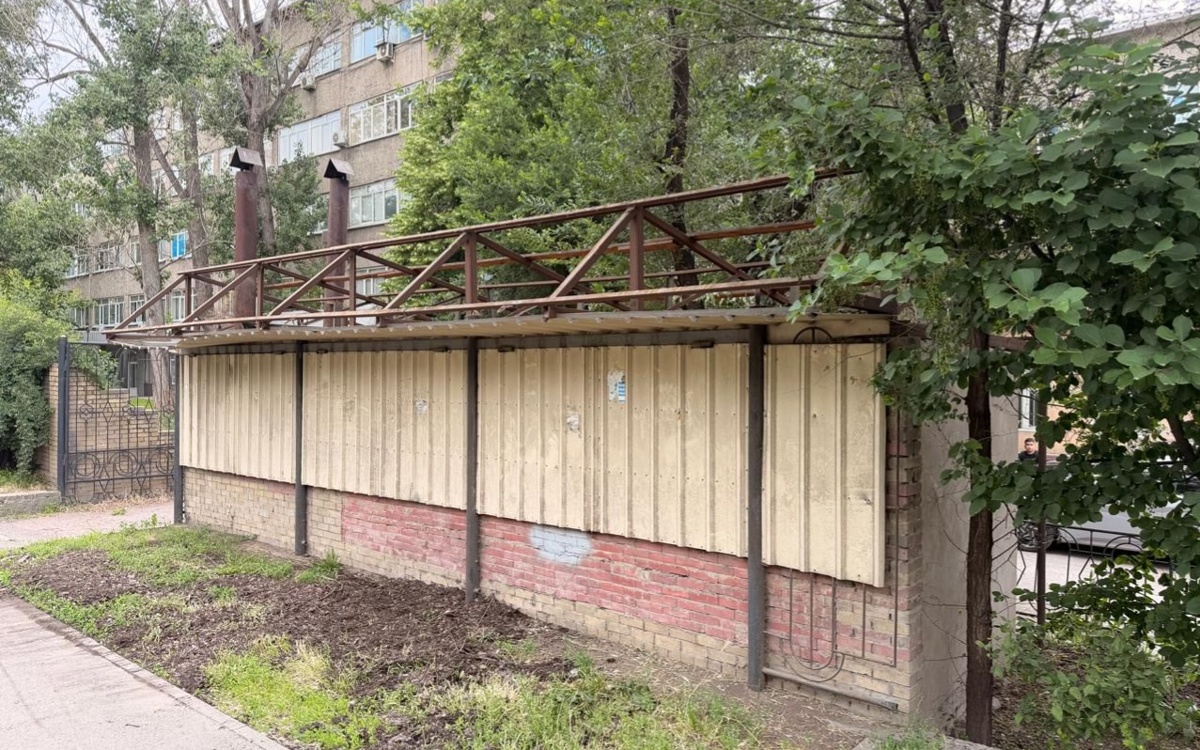 В Алматы демонтировали незаконный объект общепита
