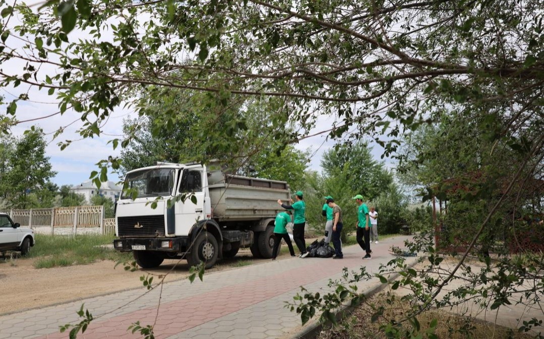Более 130 жителей Курчатова вышли на уборку берега Иртыша в рамках экологической акции