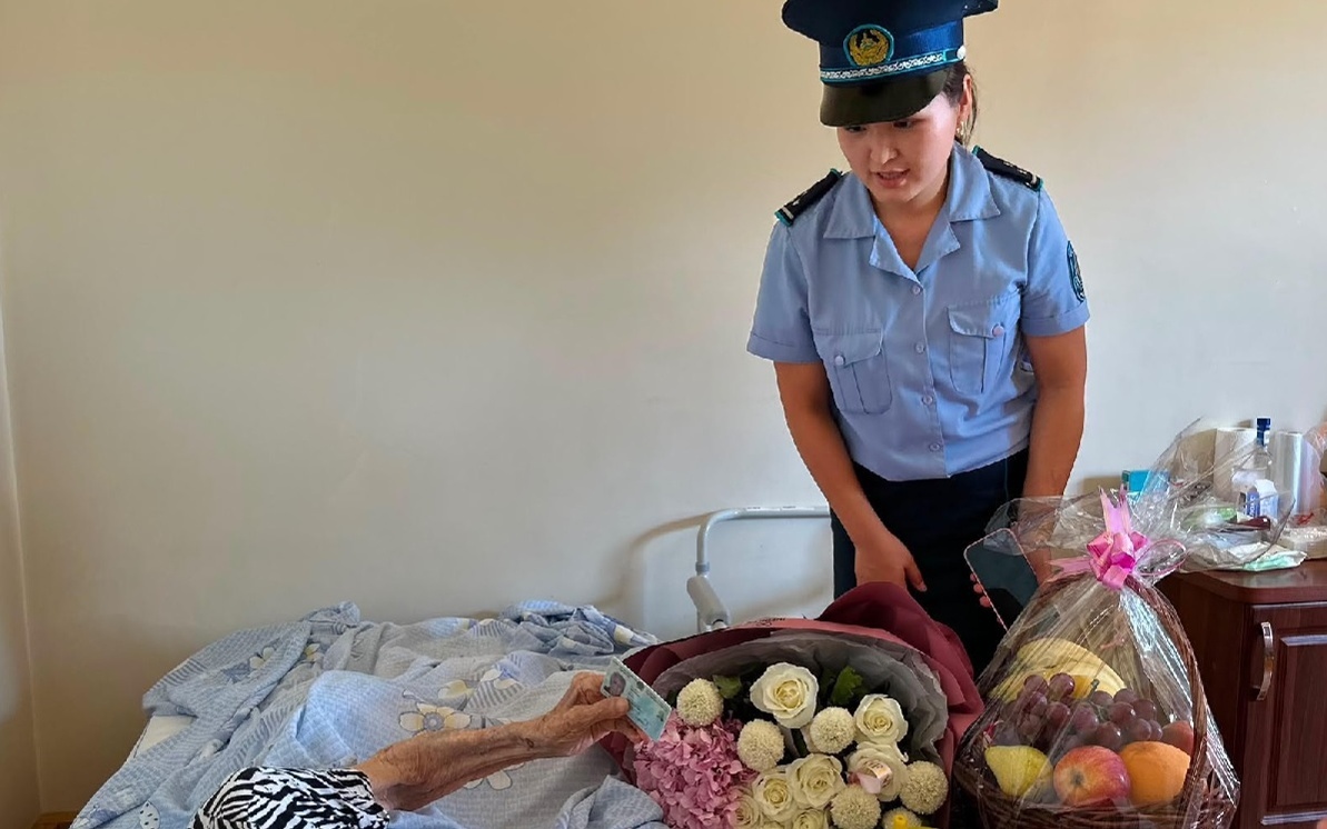 Полицейские Тараза доставили 99-летней жительнице новое удостоверение