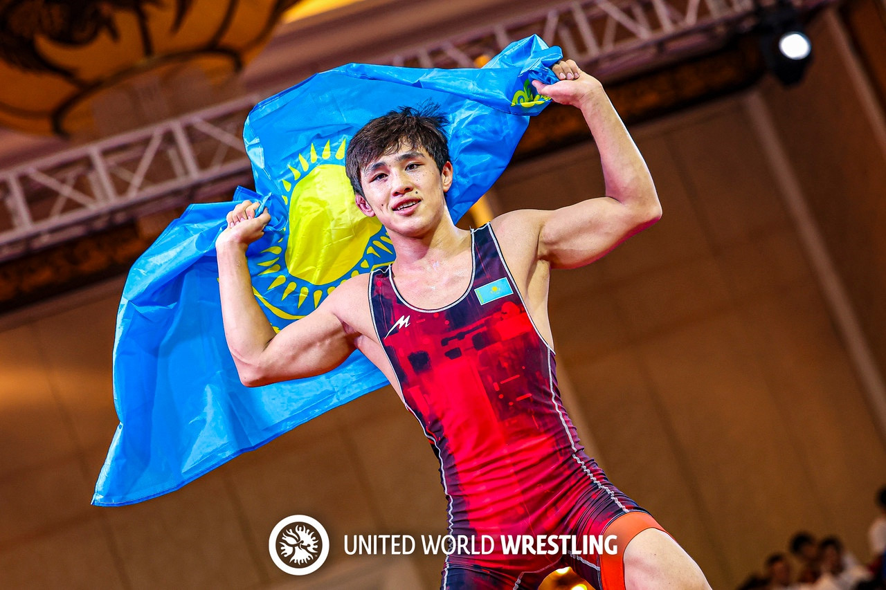 Казахстан выиграл два золота на ЧА U20 по борьбе