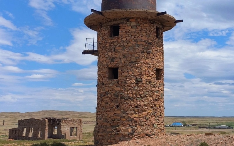 В Баянауле сохранилась английская башня XIX века