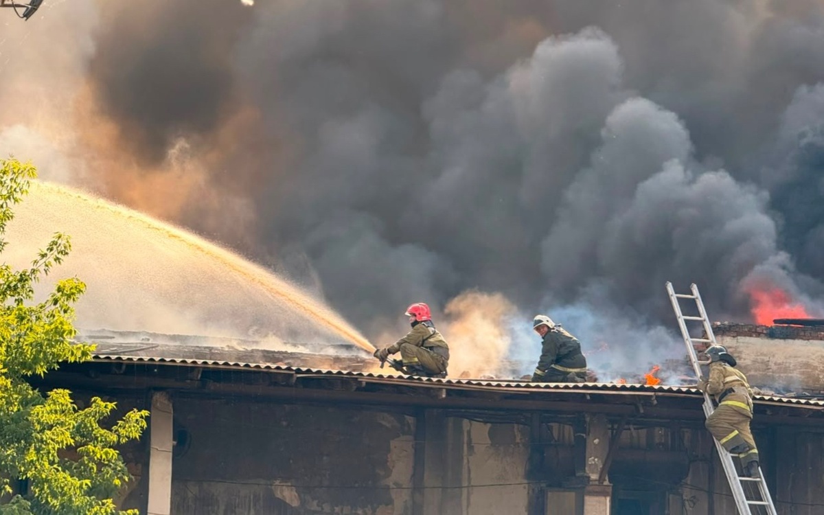 МЧС ликвидировало крупный пожар на складе в Костанае