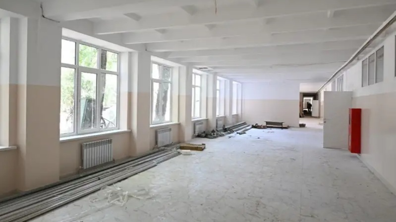 Две женщины упали с высоты во время ремонта в школе в Петропавловске