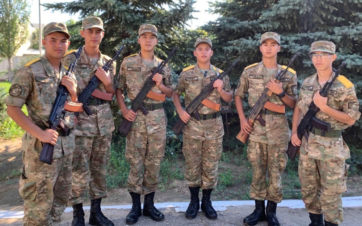 Шесть одноклассников вместе служат в Нацгвардии в Актобе