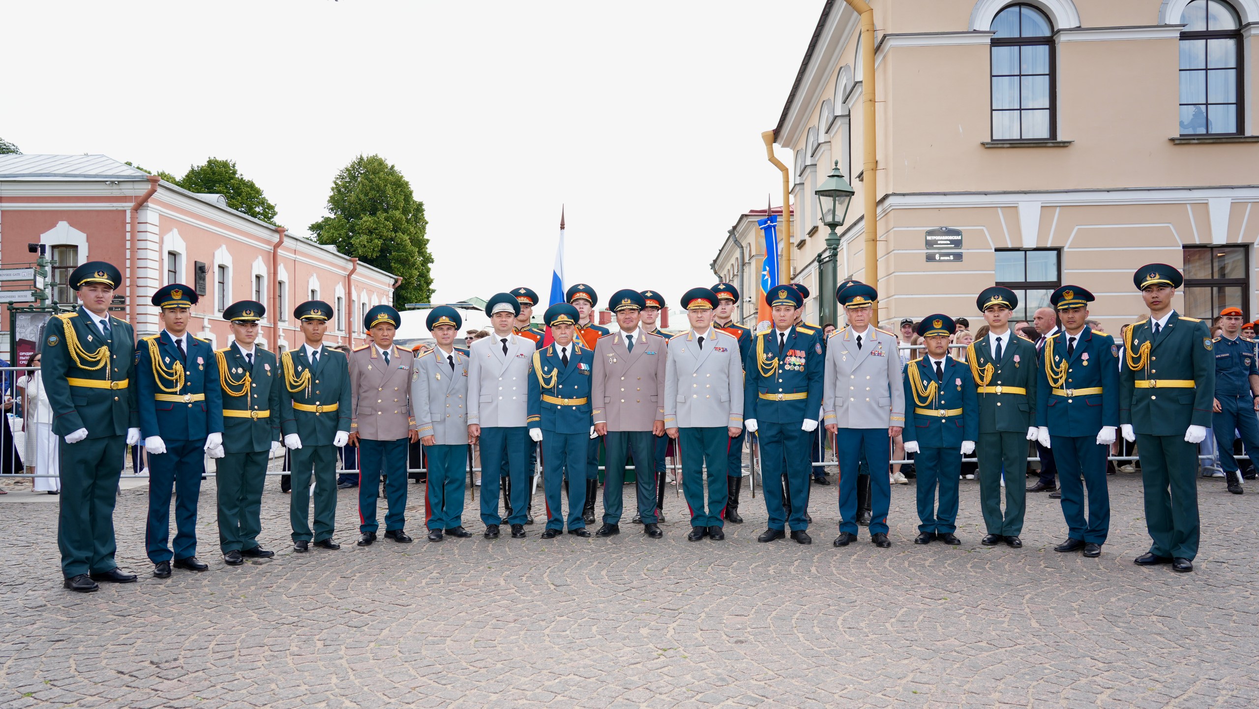 Чингис Аринов вручил дипломы выпускникам в Петербурге