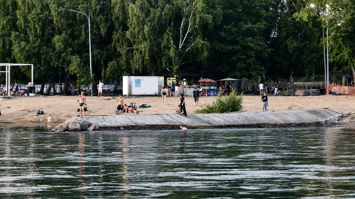 В Усть-Каменогорске построили шпору для защиты пляжа