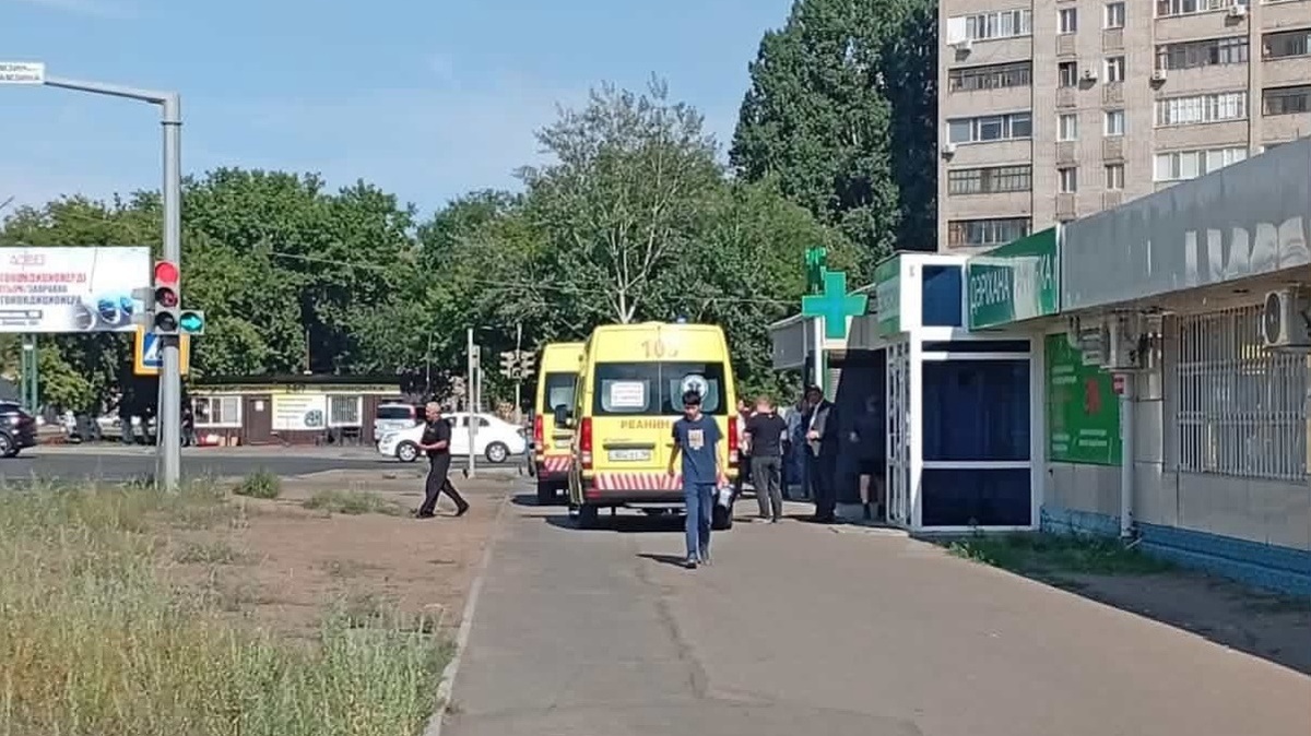 В Павлодаре пенсионеры взорвали торт в отделении Halyk Bank