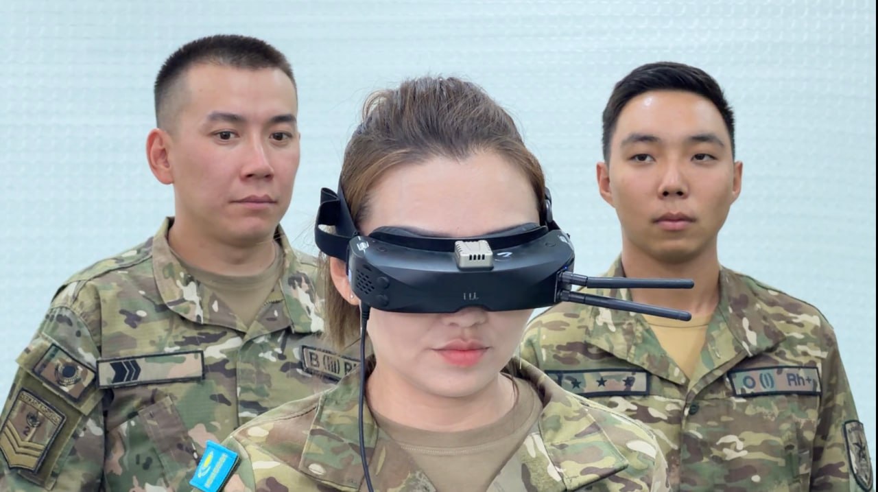 Военнослужащая ВИСВ осваивает сборку FPV-дронов