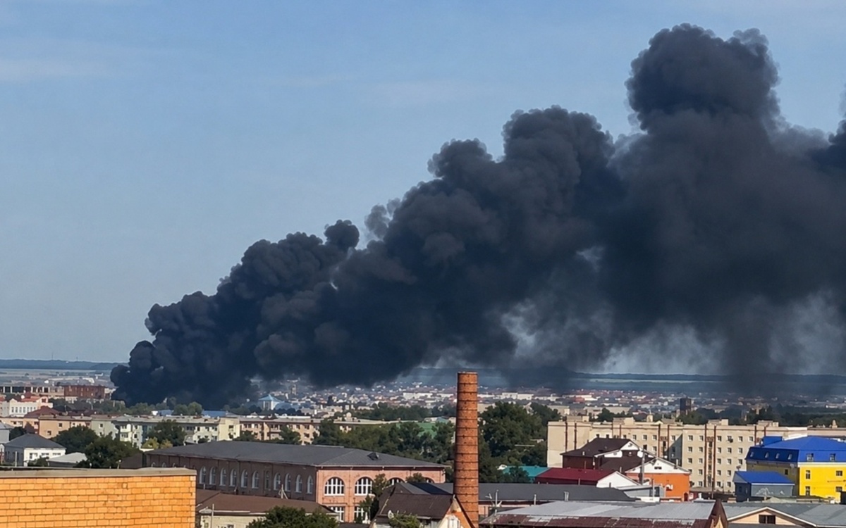 В Костанае загорелся автосервис на улице Орджоникидзе
