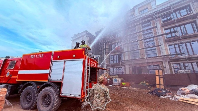 В Астане потушили пожар на крыше строящегося здания