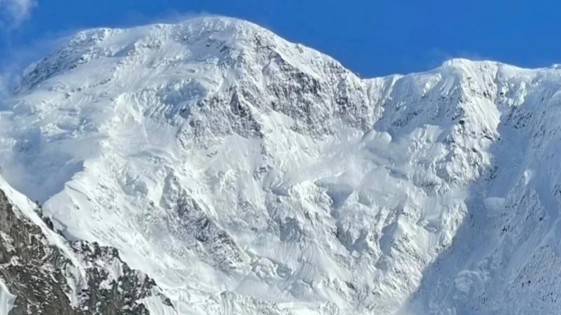 На Эльбрусе погибли два альпиниста, четверых ищут