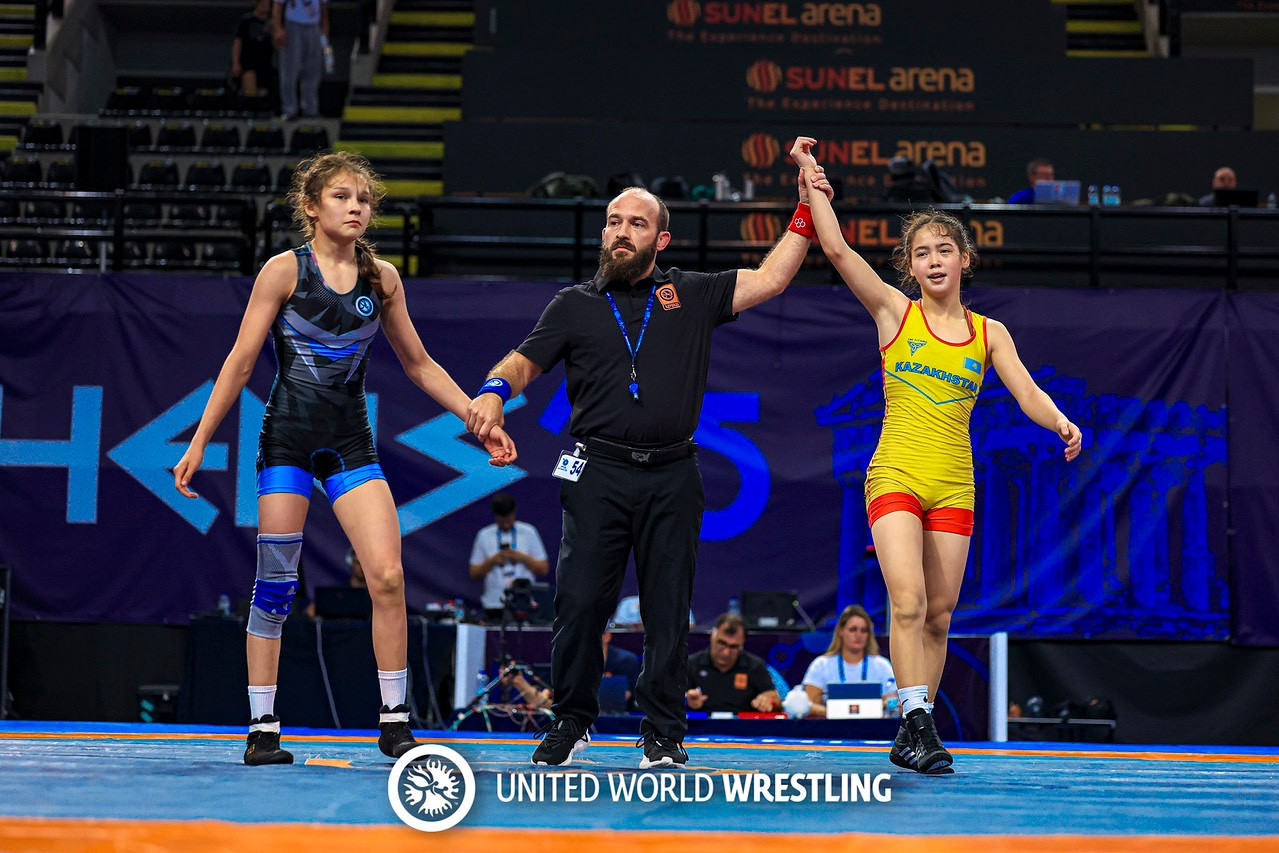 Казахстан завершил чемпионат мира U17 по женской борьбе с двумя медалями