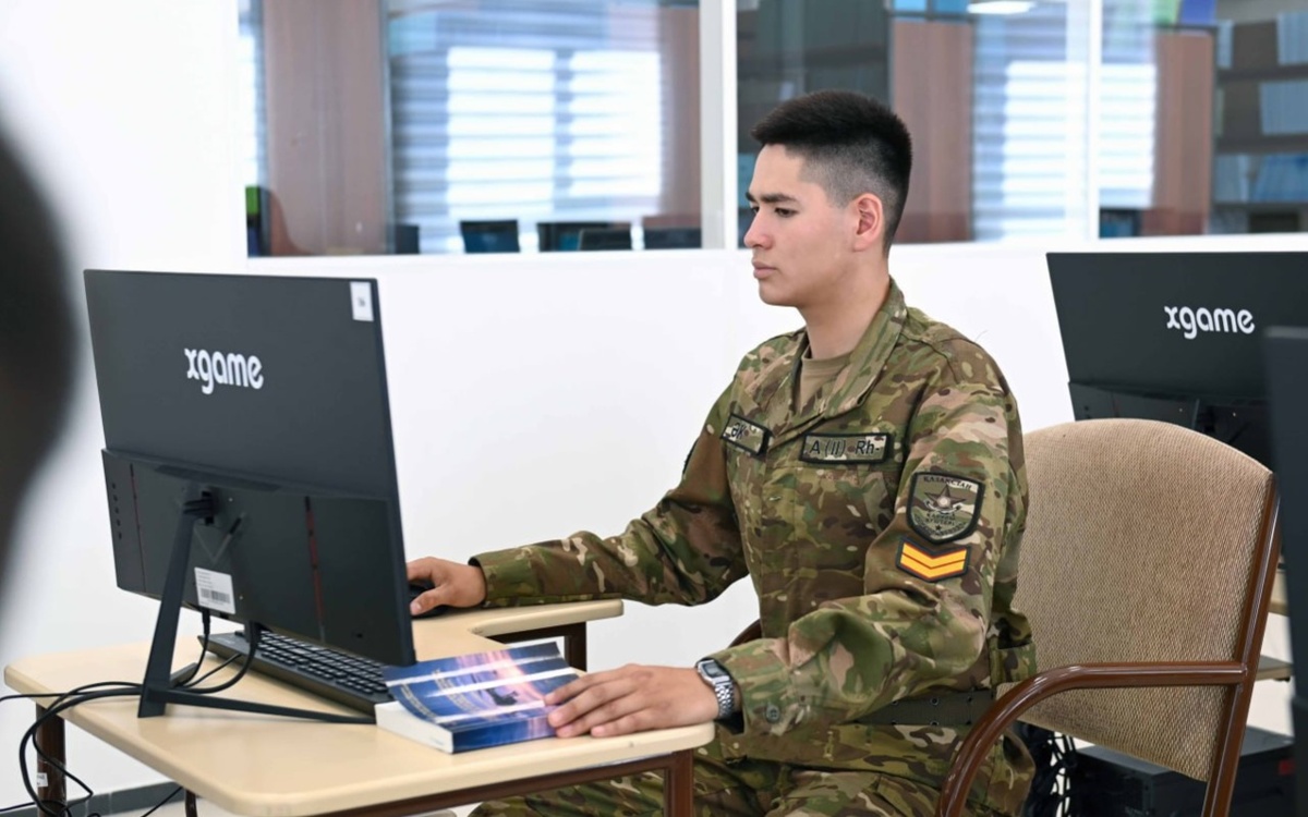Минобороны Казахстана оплатит перелеты военных на учебу