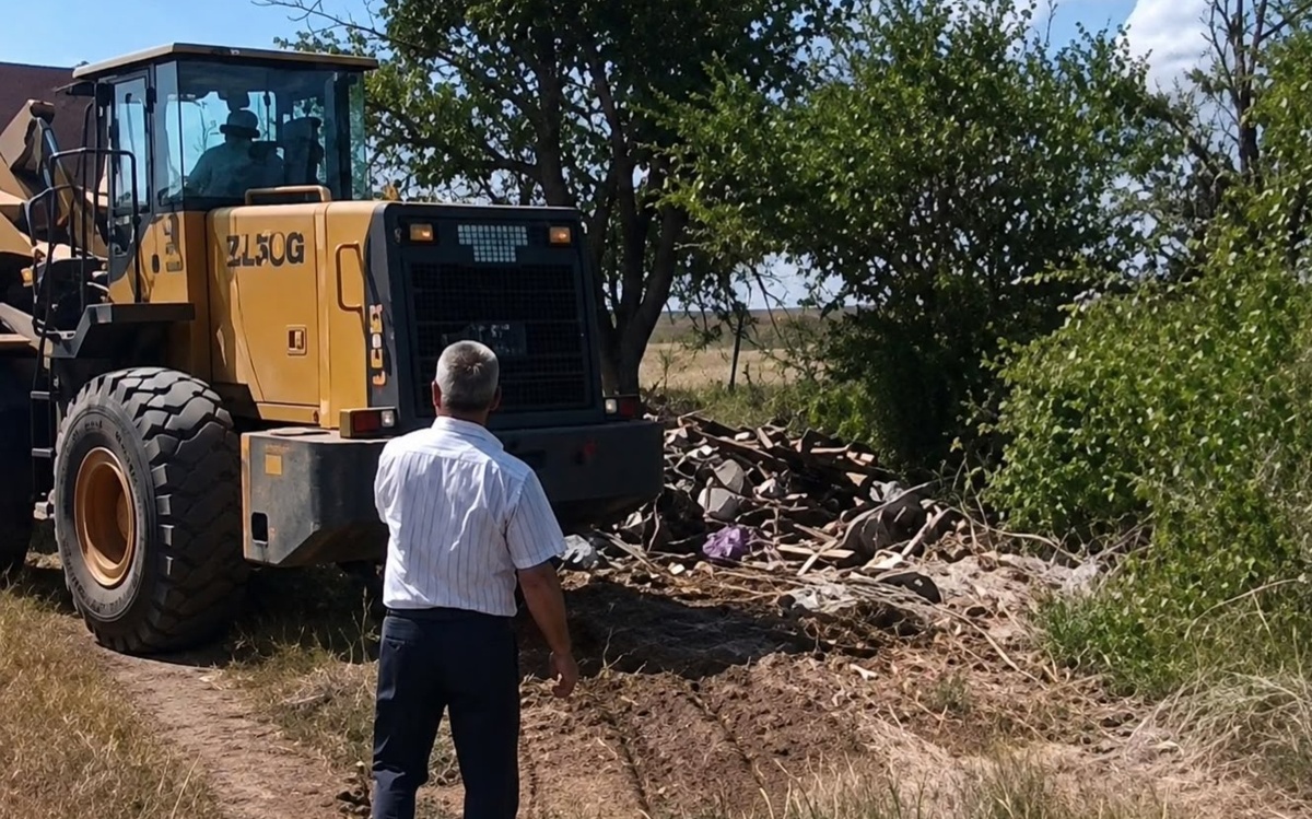 Больницу в Актобе наказали за свалку в степи