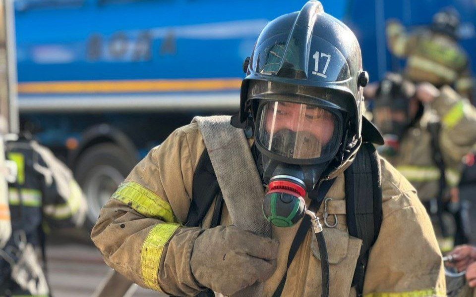 В Алматы при пожаре в многоэтажке госпитализировали женщину
