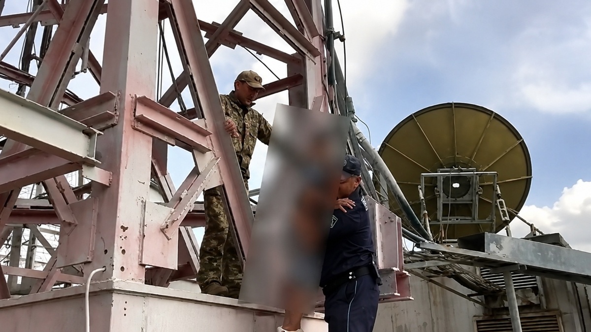 Полицейский и сотрудник ДЧС спасли детей с телевизионной вышки в области Абай