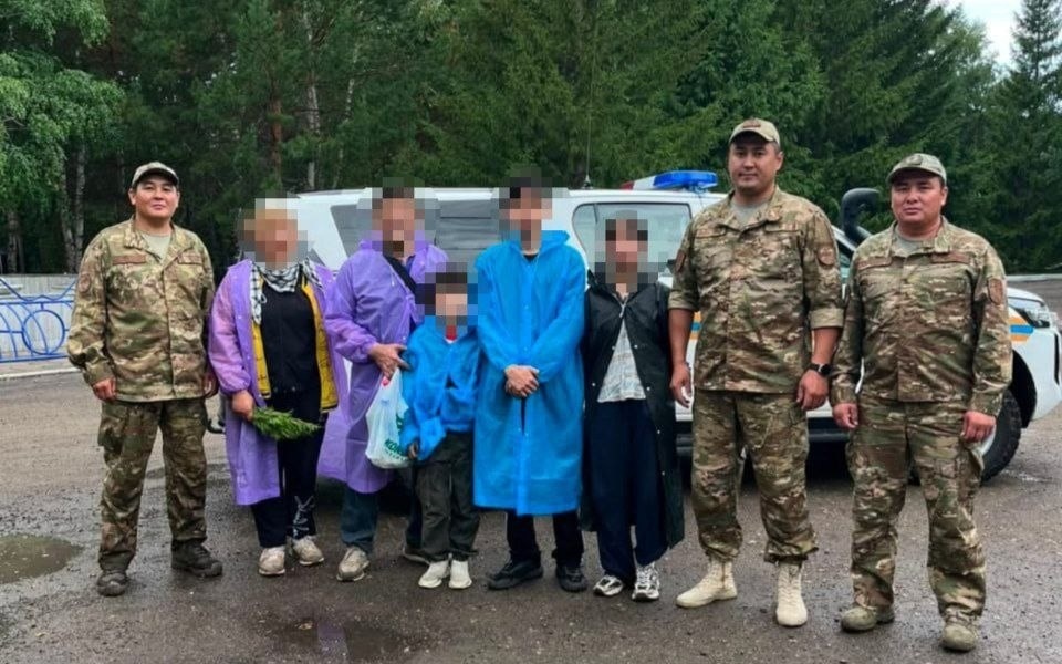 Спасатели нашли туристов с тремя детьми в Каркаралинских горах