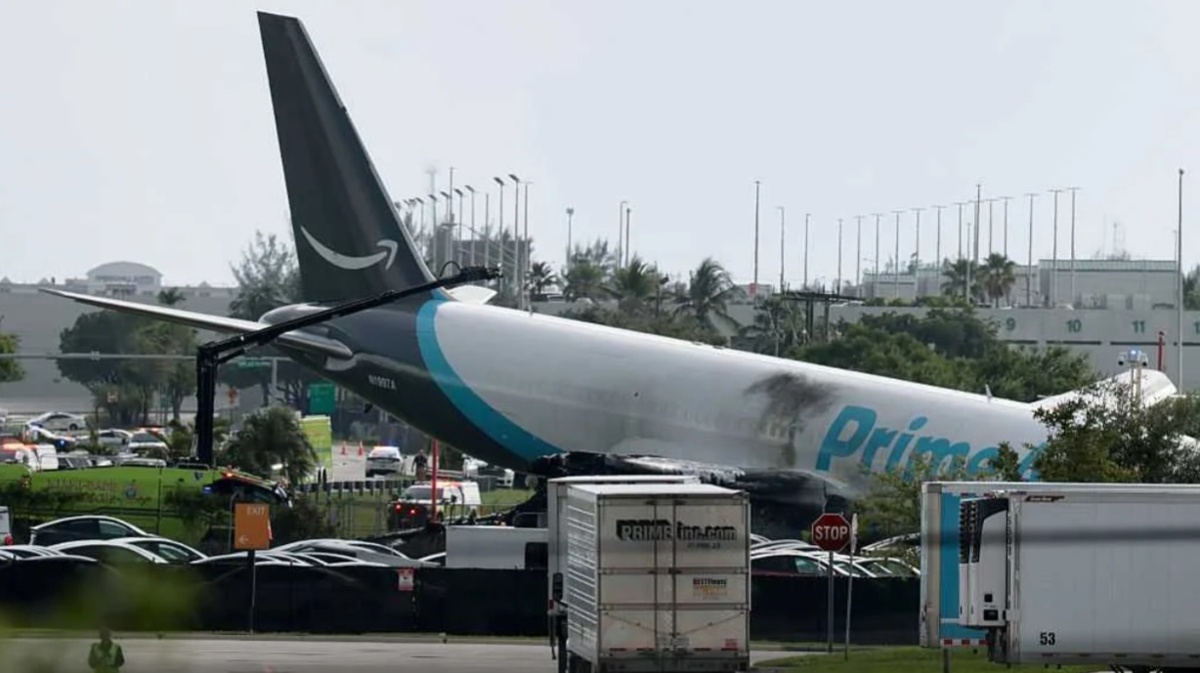 В аэропорту Майами разбился грузовой Boeing Amazon
