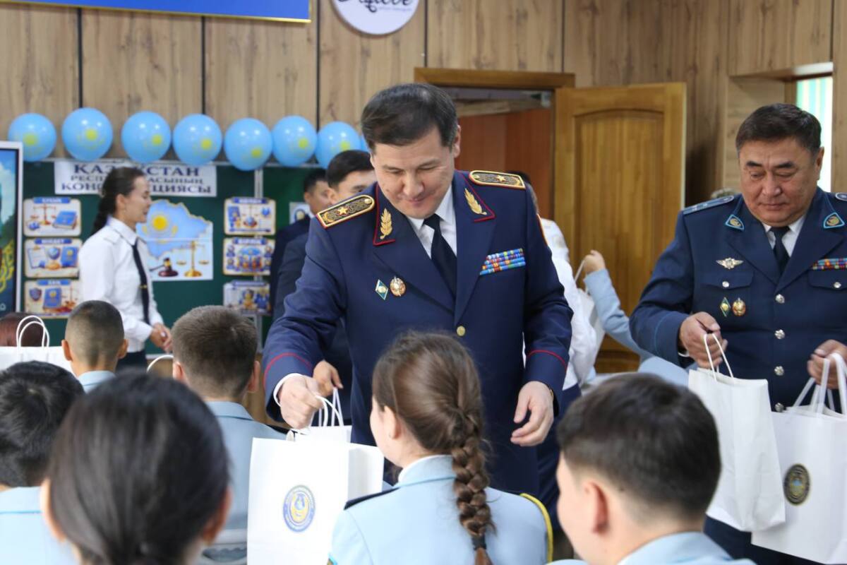 Полиция Актюбинской области поздравила школьников