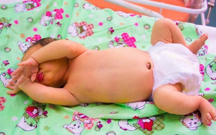 Полиция ищет мать младенца, найденного в контейнере