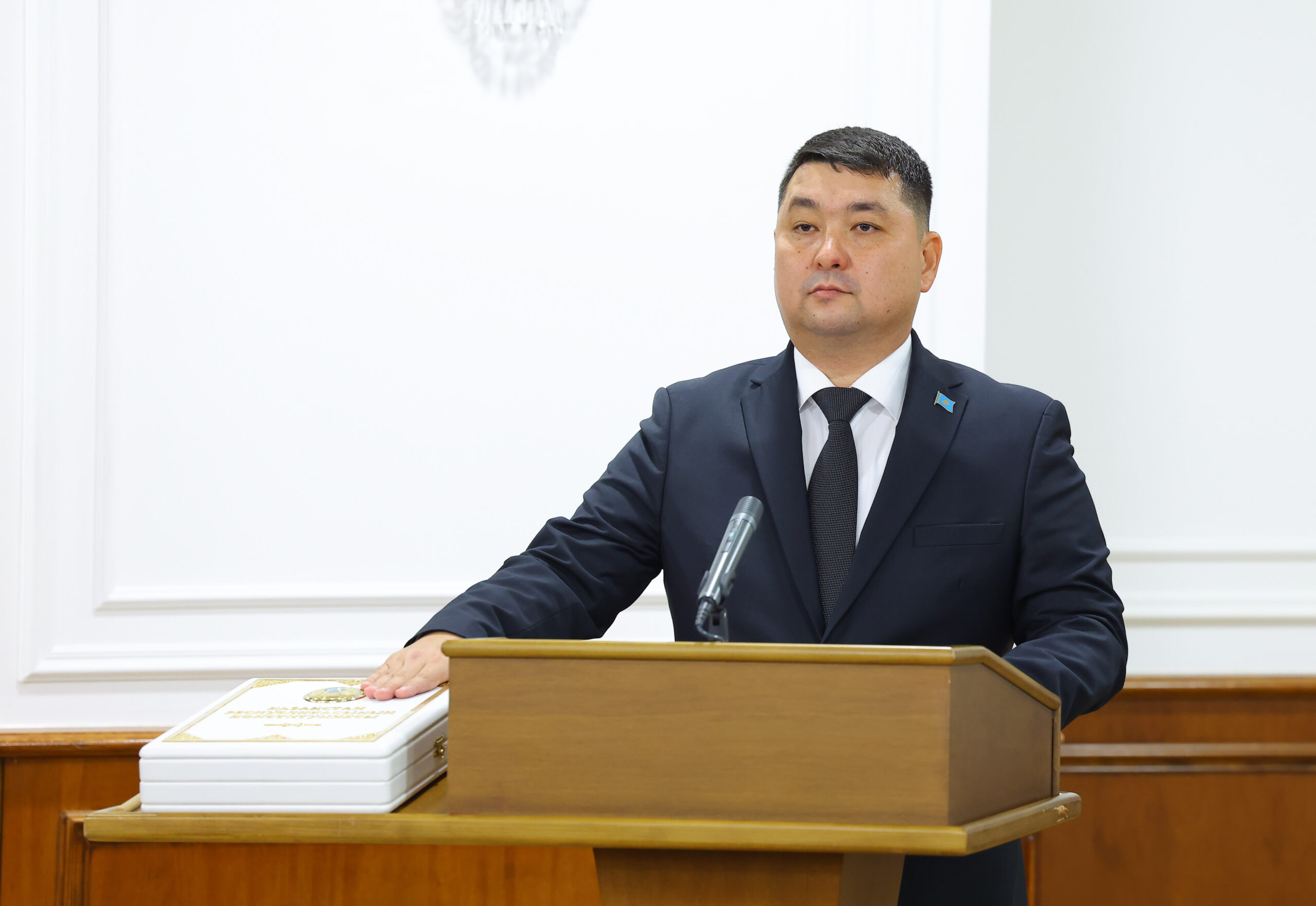 Мурат Муханов принес присягу члена Правительства