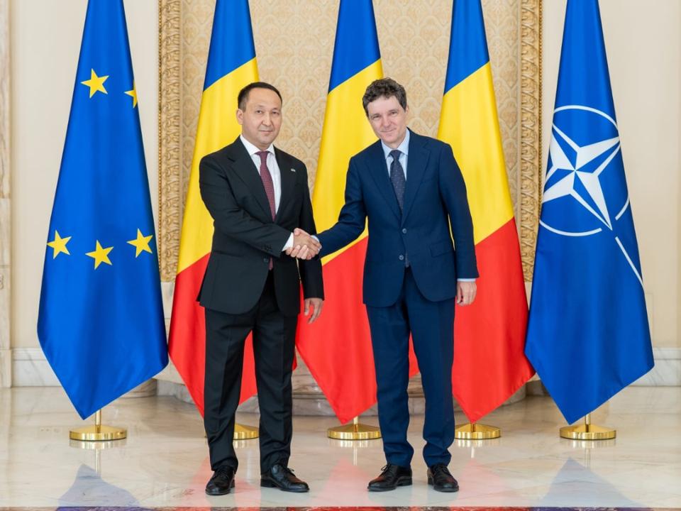 Посол Казахстана вручил грамоты президенту Румынии